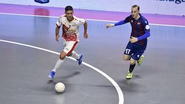 Felipe Valerio y Cuzzolino pelean un bal&oacute;n durante el partido de la Copa de Espa&ntilde;a de F&uacute;tbol Sala entre ElPozo Murcia y el Levante.
