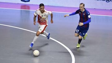 Felipe Valerio y Cuzzolino pelean un bal&oacute;n durante el partido de la Copa de Espa&ntilde;a de F&uacute;tbol Sala entre ElPozo Murcia y el Levante.