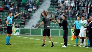 Francisco es amonestado por el árbitro.