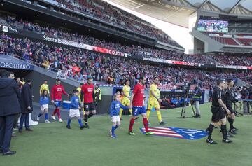 Salida al campo de los jugadores.