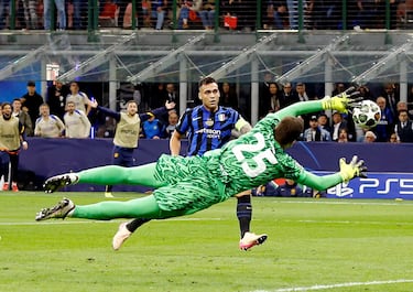 Lautaro Martínez remata para marcar el primer gol de su equipo, superando al portero Wojciech Szczesny del FC Barcelona.