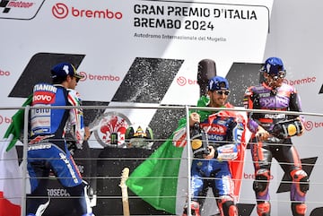 Francesco Bagnaia, Enea Bastianini y Jorge Martín celebran sus buenos resultados lanzándose prosecco en el podio del circuito de Mugello.