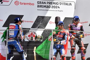 Francesco Bagnaia, Enea Bastianini y Jorge Martín celebran sus buenos resultados lanzándose prosecco en el podio del circuito de Mugello.