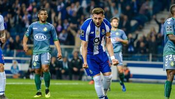 El volante mexicano anotó el primer gol en el triunfo de los Dragones 2-0 ante el Vitória Sétubal en la fecha 22 de la Liga NOS.