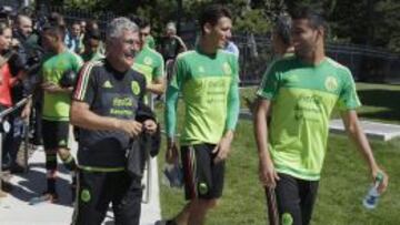 Ricardo Ferretti acompañado de Carlos Vela y Héctor Moreno al término del entrenamiento de la Selección Nacional en el campus de la Universidad de Utah.