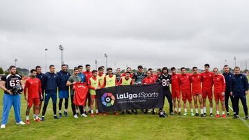 Los Mariners con la plantilla del Sporting, en Mareo