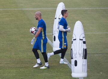 Los porteros Pepe Reina y Kepa.