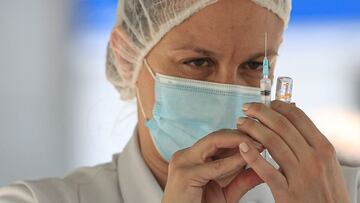 RIO DE JANEIRO, BRAZIL - FEBRUARY 01: A health worker draws the CoronaVac vaccine from a vial at a drive-thru vaccination post at the Rio de Janeiro State University (UERJ) on February 1, 2021 in Rio de Janeiro, Brazil. The city of Rio de Janeiro started today a priority vaccination program against COVID-19 in elderly people over 99 years old. Immunization is being carried out in 236 clinics, in addition to posts using the drive-thru system. The CoronaVac vaccine was developed by the Chinese laboratory Sinovac in partnership with the Butantan Institute. (Photo by Buda Mendes/Getty Images)