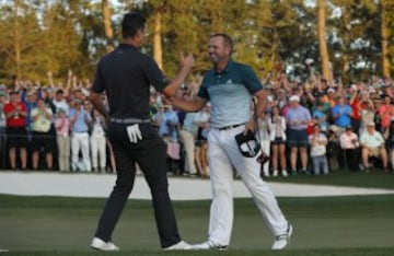 Justin Rose felicita a Sergio Garcia tras ganar el Masters de Augusta.