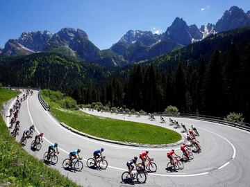 Pelotón durante la etapa decimonovena del Giro de Italia 