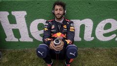 VXH22. Montreal (Canada), 11/06/2017.- Australian Formula One driver Daniel Ricciardo of Red Bull Racing, third placed, rests on the grid ahead of the Canada Formula One Grand Prix at the Gilles Villeneuve circuit in Montreal, Canada, 11 June 2017. (F&oacute;rmula Uno) EFE/EPA/VALDRIN XHEMAJ