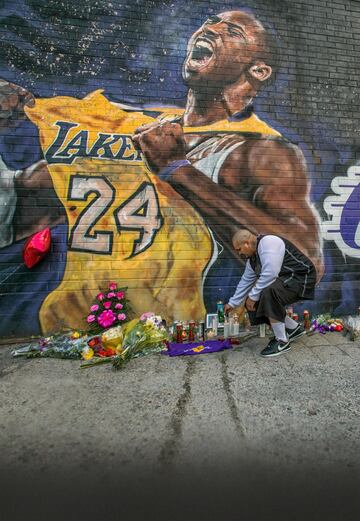 El alguacil del condado de Los Ángeles, Álex Villanueva, enciende una vela en el altar improvisado delante de un mural de Kobe Bryant, tras el accidente de helicóptero que le costó la vida junto a su hija Gianna y otras siete personas más.