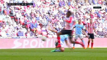 Este es el momento del penalti de Jonny a Williams.