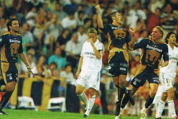 En 2004, Pumas logró algo histórico al derrotar al Real Madrid en el Estadio Santiago Bernabéu. Por los merengues jugaron elementos como Zidane, Figo, Morientes y Guti. 