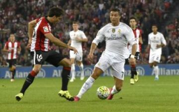 El delantero portugués del Real Madrid Cristiano Ronaldo y el defensa del Athletic de Bilbao Xabier Etxeita , durante el partido correspondiente a la quinta jornada disputado en el campo de San Mamés. 