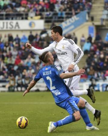El jugador del Getafe Alexis Ruano, y el jugador portugués del Real Madrid Cristiano Ronaldo, durante el partido de la decimonovena jornada de la Liga BBVA.