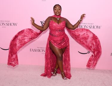 Achieng Agutu posa en la alfombra del Victoria's Secret Fashion Show 2025.