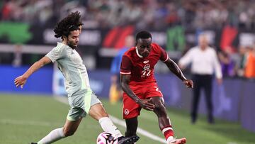 ARLINGTON, TEXAS - SEPTEMBER 10: Richie Laryea #22 of Canada fights for the ball with Cesar Huerta #21 of Mexico during an international friendly match between Mexico and Canada at AT&T Stadium on September 10, 2024 in Arlington, Texas. Omar Vega/Getty Images/AFP (Photo by Omar Vega / GETTY IMAGES NORTH AMERICA / Getty Images via AFP)