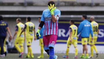 Futbol, Audax Italiano vs. Universidad de Concepcion.
Decimacuarta fecha, campeonato de Clausura 2016/17
El jugador de Audax Italiano Nicolas Peric se lamentan al termino del primer tiempo contra Universidad de Concepcion el partido de primera division en el estadio Bicentenario La Florida.
Santiago, Chile.
13/05/2017
Ramon Monroy/Photosport***************
Football, Audax Italiano vs. Universidad de Concepcion.
14th date, Clousure Championship 2016/17
Universidad de Concepcion. players react after losing against Audax Italiano for first division football match at Bicentenario La Florida stadium in Santiago, Chile.
13/05/2017
Ramon Monroy/Photosport
