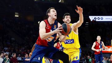 Johannes Voigtmann ataca el aro ante la defensa de Angelo Caloiaro, del Maccabi Tel Aviv.