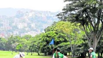 <b>GOLFISTAS EN VENEZUELA. </b>El país suramericano tiene alrededor de doce mil federados. En la imagen, jugadores en el Caracas Country Club de la capital venezolana.