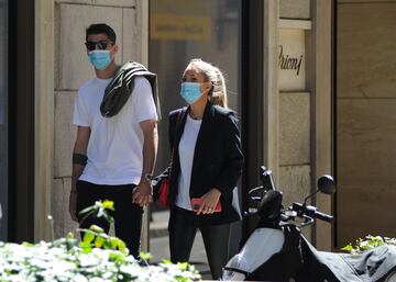 El jugador español de la Juventus disfrutó junto a su mujer de un paseo por las calles de la ciudad italiana, donde aprovecharon para ir de tiendas.