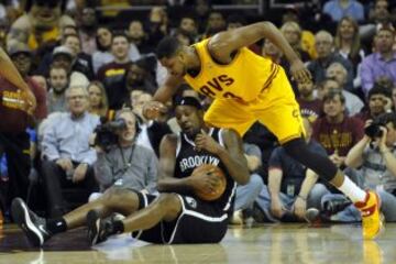 Tristan Thompson protege el balón de Andray Blatche.