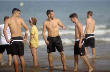 La plantilla sevillista se entrenó esta mañana en la playa Costa Ballena. Los jugadores nervionenses corrieron primero sobre el campo de golf aledaño y luego se pusieron el bañador para jugar al voley-playa. Después llegó la hora de meterse en el mar y realizar varios ejercicios. En medio de muy buen ambiente, hasta intentaron hacer un castillo humano, que no consiguieron completar.