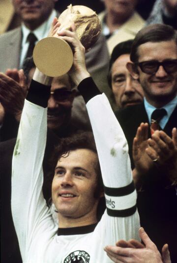 El Kaiser era el capit¨¢n del Bayern M¨²nich que pas¨® por encima al Atl¨¦tico (4-0) en el replay de la final. Tambi¨¦n portaba el brazalete de la Alemania Federal que sumaba su segundo entorchado mundial. Una leyenda.