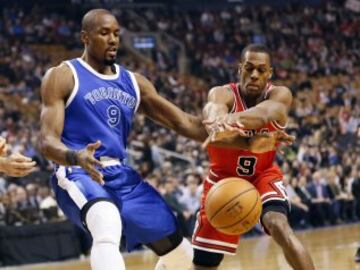 Rajon Rondo suelta el balón ante la mirada de Serge Ibaka en la victoria de Toronto Raptors ante Chicago Bulls por 122-120.