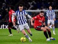 Beñat Turrientes, jugador de la Real Sociedad, conduce el balón en el partido ante Osasuna en Anoeta.