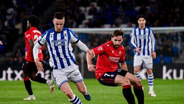 Beñat Turrientes, jugador de la Real Sociedad, conduce el balón en el partido ante Osasuna en Anoeta.