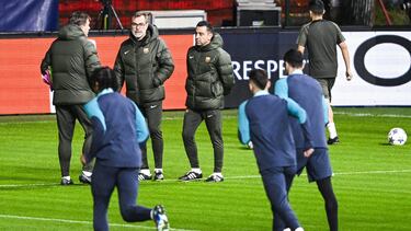 FC Barcelona's head coach Xavi (C) attends a training session on December 12, 2023 in Antwerp on the eve of their UEFA Champions League first round, day 6, Group H football match against Antwerp. (Photo by Tom Goyvaerts / Belga / AFP) / Belgium OUT