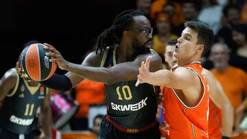 Valencia, 06/10/2023. El alero estadounidense del AS Monaco, John Brown (i), con el balón ante la defensa del jugador de Valencia Basket, Jaime Pradilla, durante el encuentro correspondiente a la fase regular de la Euroliga disputado hoy viernes en el pabellón Fuente de San Luis, en Valencia. EFE / Miguel Ángel Polo.
