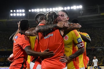 La Selección Colombia goleó 3-0 a Bolivia en el estadio Metropolitano y selló su paso a la Copa del Mundo 2026. Anotaron James, Jhon Córdoba y Juanfer Quintero.
