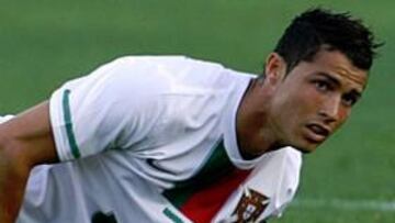 <b>DESCONOCIDO. </b>Cristiano Ronaldo, que en la imagen se encuentra caído en el suelo durante un lance del encuentro contra Camerún, no ha rendido con Portugal al mismo nivel excepcional que ha mostrado en todos y cada uno de sus clubes.
