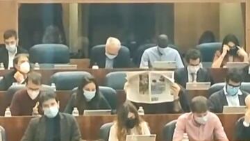 Un diputado de M¨¢s Madrid vacila a Ayuso mientras hablaba