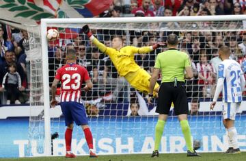 Lunin sacó una mano espectacular a Lemar y evitó el 2-0 a favor del Atlético de Madrid.