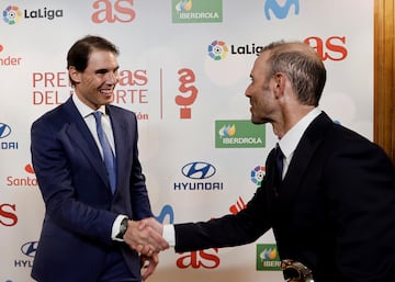 Saludo de Rafa Nadal y Alejandro Valverde en el photocall de los Premios AS 2022.






