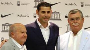 <b>VUELTA A CASA. </b>Hierro, entre los consejeros consultivos José Carlos Pérez y Paco Martín Aguilar.