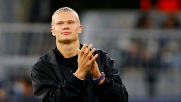 FILE PHOTO: Soccer Football - Champions League - Group C - Borussia Dortmund v Sporting Lisbon - Signal Iduna Park, Dortmund, Germany - September 28, 2021 Borussia Dortmund&#039;s Erling Haaland acknowledges the fans after receiving an award before the ma