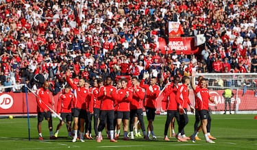 Los jugadores del Sevilla agradecen a sus aficionados, los ánimos recibidos en un Sánchez Pizjuán lleno para el entrenamiento previo al derbi de mañana contra el Betis.