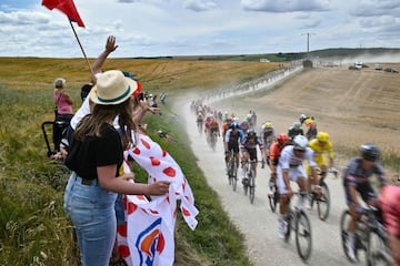 El pelotón de ciclistas recorre en bicicleta el sector de grava "Chemin Blanc" de Bligny au Bergères durante la novena etapa de la 111ª edición de la carrera ciclista del Tour de Francia.