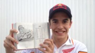 Marc Marquez con su dibujo.