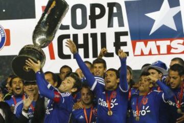 PRIMERA COPA CHILE: Si algo le faltaba a Pepe en su estantería personal era la medalla de campeón de Copa Chile, torneo que logró ante la UC en la temporada 2012-13.