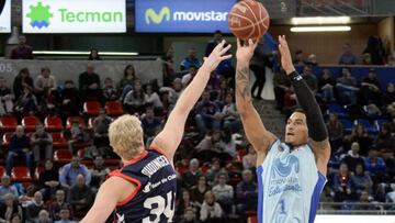 Edwin Jackson lanza sobre Chase Budinger en el partido que enfrent&oacute; al Baskonia con el Movistar Estudiantes.