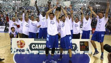 Oroz y Uriz (que acumula cuatro ascensos a la ACB) levantan el trofeo, con una camiseta con ‘Mila esker’ (‘muchas gracias’).