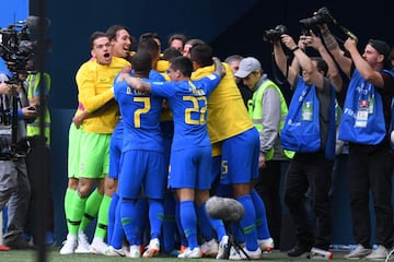 Brasil 1-0 Costa Rica | Centro de Marcelo, cabezazo de Firmino, la tocó Gabriel Jesús y Coutinho metió el primero de Brasil.