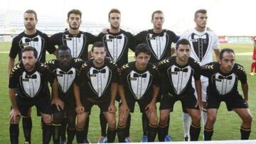 La Cultural Leonesa presentó una atrevida camiseta para la temporada 2014/15 con forma de esmoquin. La prenda consistía en un fondo negro simulando la americana e iba acompañado de la pajarita y un dibujo en blanco de la camisa y el chaleco.
La equipación