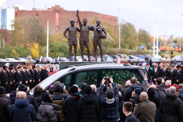 Cientos de aficionados han presentado sus respetos al paso del coche fúnebre con los restos del exfutbolista. 